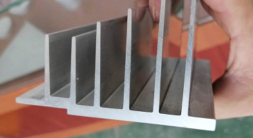 鋁型材鋸切機(jī)切割表面為何會出現(xiàn)毛刺?