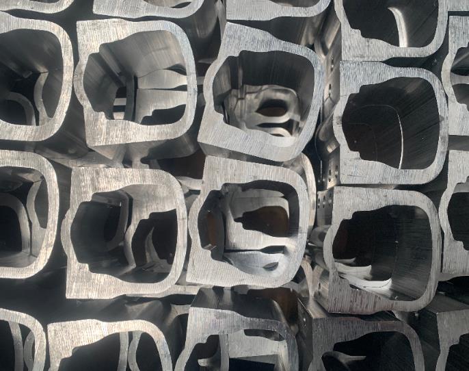 來(lái)一組鋁電動(dòng)機(jī)外殼切割使用全自動(dòng)切鋁機(jī)現(xiàn)場(chǎng)圖