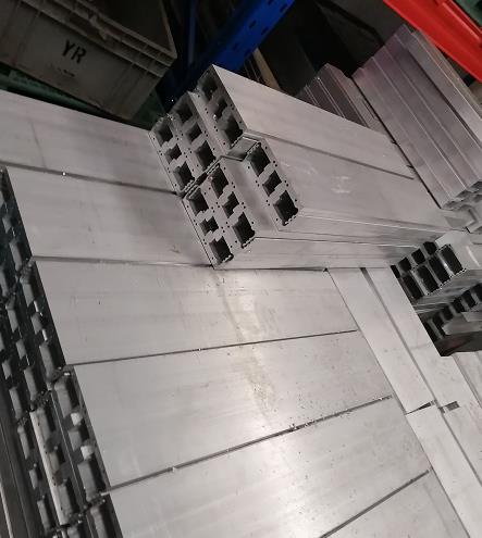 鋁型材切割機(jī)有毛刺,大多是配機(jī)鋸片和設(shè)備自身問題