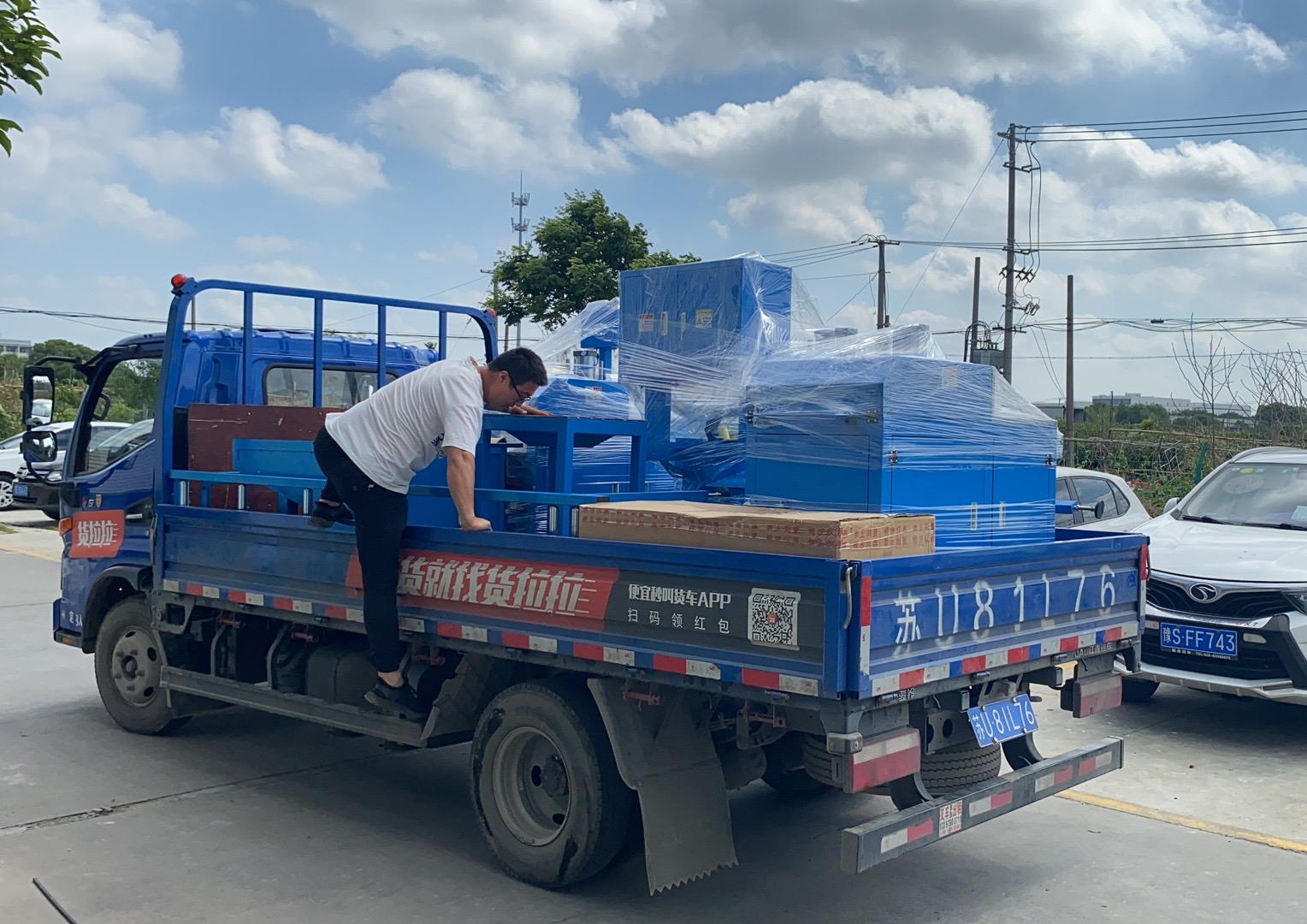 【上?！靠蛻衄F(xiàn)場使用SDY-Q450鋸切機(jī)切割特斯拉汽車零配件