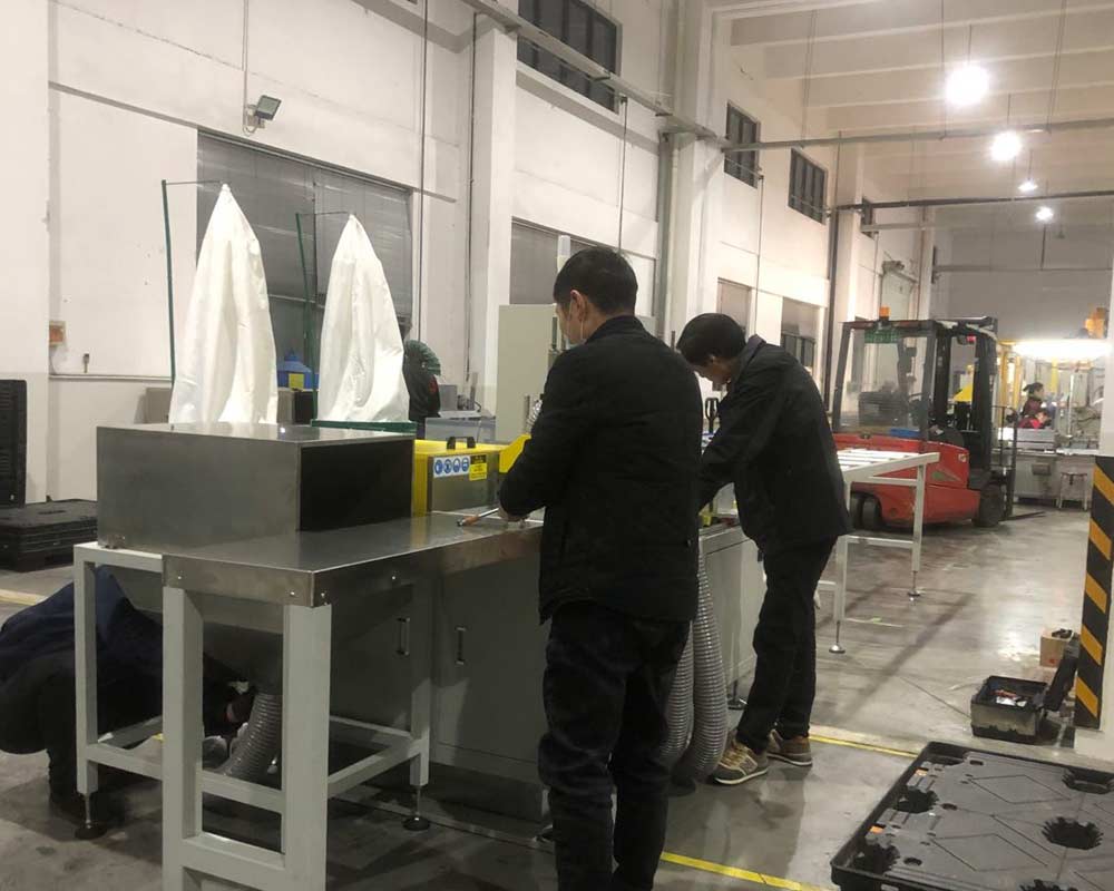 我司在客戶車間進(jìn)行技術(shù)售后服務(wù) 我司在客戶車間進(jìn)行技術(shù)售后服務(wù)