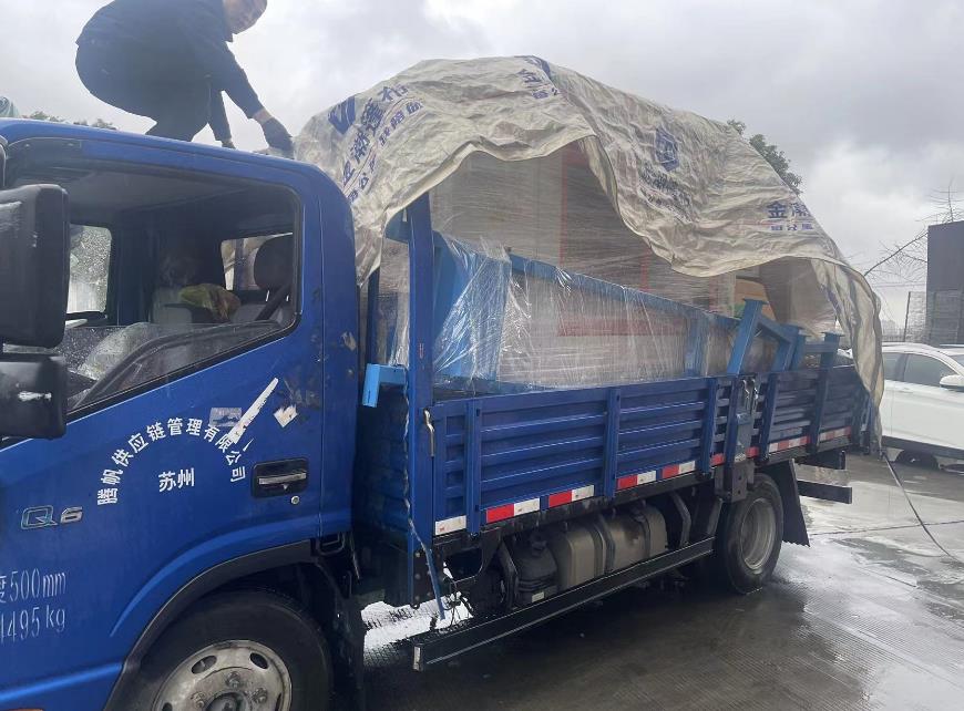 小年這天,冒雨發貨兩臺全自動切鋁機設備到江西