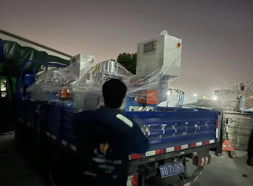 趕到天黑發貨,2臺鋁材切割機設備發貨浙江余姚經銷商處